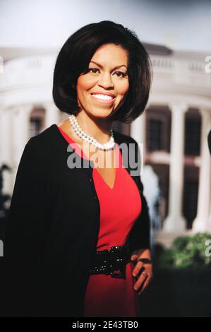 Wachsbildnis der First Lady Michelle Obama Figur wird bei Madame Tussauds am 7. April 2009 in Washington, DC enthüllt. Frau Obamas Figur ist in einem roten ärmellosen Kleid gekleidet (inspiriert von dem lila Kleid, das sie in der Nacht trug, in der ihr Mann die Nominierung des demokratischen Präsidenten beanspruchte) und mit einer Perlenkette und schwarzen Absätzen ausgestattet. Mrs. Obama ist die dritte erste Dame, die von Madame Tussauds Washington D.C. in Wachs verewigt wurde und sich zwei Jacqueline Kennedy und Hillary Clinton anschließt. Studiokünstler in den Merlin Studios in London begannen im Dezember mit der Arbeit an Frau Obamas Figur und studierten Hunderte von Stockfoto