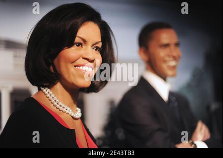 Wachsbildnis der First Lady Michelle Obama Figur wird bei Madame Tussauds am 7. April 2009 in Washington, DC enthüllt. Frau Obamas Figur ist in einem roten ärmellosen Kleid gekleidet (inspiriert von dem lila Kleid, das sie in der Nacht trug, in der ihr Mann die Nominierung des demokratischen Präsidenten beanspruchte) und mit einer Perlenkette und schwarzen Absätzen ausgestattet. Mrs. Obama ist die dritte erste Dame, die von Madame Tussauds Washington D.C. in Wachs verewigt wurde und sich zwei Jacqueline Kennedy und Hillary Clinton anschließt. Studiokünstler in den Merlin Studios in London begannen im Dezember mit der Arbeit an Frau Obamas Figur und studierten Hunderte von Stockfoto