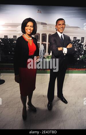 Wachsbildnis der First Lady Michelle Obama Figur wird bei Madame Tussauds am 7. April 2009 in Washington, DC enthüllt. Frau Obamas Figur ist in einem roten ärmellosen Kleid gekleidet (inspiriert von dem lila Kleid, das sie in der Nacht trug, in der ihr Mann die Nominierung des demokratischen Präsidenten beanspruchte) und mit einer Perlenkette und schwarzen Absätzen ausgestattet. Mrs. Obama ist die dritte erste Dame, die von Madame Tussauds Washington D.C. in Wachs verewigt wurde und sich zwei Jacqueline Kennedy und Hillary Clinton anschließt. Studiokünstler in den Merlin Studios in London begannen im Dezember mit der Arbeit an Frau Obamas Figur und studierten Hunderte von Stockfoto