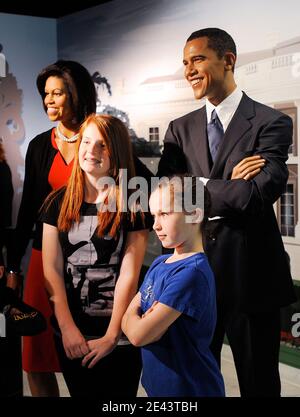 Wachsbildnis der First Lady Michelle Obama Figur wird bei Madame Tussauds am 7. April 2009 in Washington, DC enthüllt. Frau Obamas Figur ist in einem roten ärmellosen Kleid gekleidet (inspiriert von dem lila Kleid, das sie in der Nacht trug, in der ihr Mann die Nominierung des demokratischen Präsidenten beanspruchte) und mit einer Perlenkette und schwarzen Absätzen ausgestattet. Mrs. Obama ist die dritte erste Dame, die von Madame Tussauds Washington D.C. in Wachs verewigt wurde und sich zwei Jacqueline Kennedy und Hillary Clinton anschließt. Studiokünstler in den Merlin Studios in London begannen im Dezember mit der Arbeit an Frau Obamas Figur und studierten Hunderte von Stockfoto