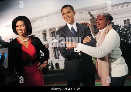 Wachsbildnis der First Lady Michelle Obama Figur wird bei Madame Tussauds am 7. April 2009 in Washington, DC enthüllt. Frau Obamas Figur ist in einem roten ärmellosen Kleid gekleidet (inspiriert von dem lila Kleid, das sie in der Nacht trug, in der ihr Mann die Nominierung des demokratischen Präsidenten beanspruchte) und mit einer Perlenkette und schwarzen Absätzen ausgestattet. Mrs. Obama ist die dritte erste Dame, die von Madame Tussauds Washington D.C. in Wachs verewigt wurde und sich zwei Jacqueline Kennedy und Hillary Clinton anschließt. Studiokünstler in den Merlin Studios in London begannen im Dezember mit der Arbeit an Frau Obamas Figur und studierten Hunderte von Stockfoto