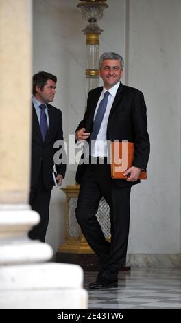 Der Kommunikationsberater des französischen Präsidenten Franck Louvrier und Verteidigungsminister Herve Morin verlassen den wöchentlichen ministerrat, der am 8. April 2009 im Elysée-Palast in Paris stattfand. Foto von Mousse/ABACAPRESS.COM Stockfoto