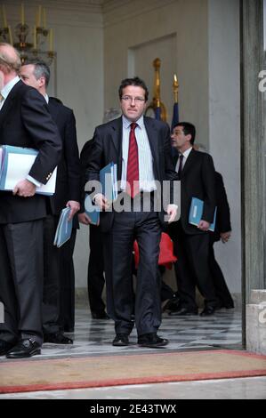 Der französische Hochkommissar für aktive Solidarität gegen Armut Martin Hirsch verlässt den wöchentlichen ministerrat, der am 8. April 2009 im Elysée-Palast in Paris stattfand. Foto von Mousse/ABACAPRESS.COM Stockfoto