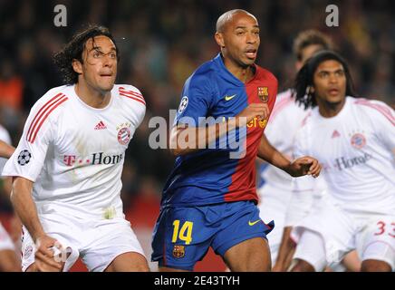 Barcelona's Thierry Henry und Bayern München's Luca Toni während der UEFA Champions League Fußballspiel, Viertelfinale, erste Etappe, FC Barcelona gegen Bayern München im Camp Nuo Stadion von Barcelona, Spanien am 8. April 2009. FC Barcelona besiegte Bayern München mit 4:0. Foto von Steeve McMay/ABACAPRESS.COM Stockfoto