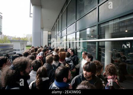 Une Partie des etudiants qui bloquaient l'Universite de Rennes II envahissent la presidence le jour de la reouverture et prennent en otage le Vice-President, Rennes, Frankreich le 6 avril, 2009. Foto Pierrick Sauvage/ABACAPRESS.COM Stockfoto