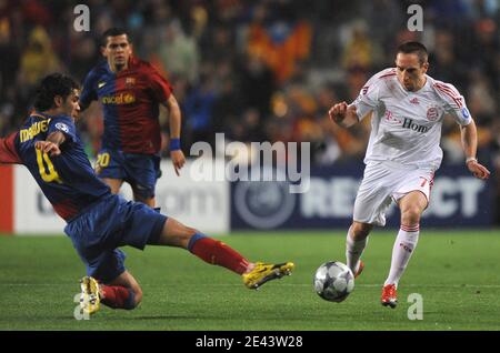 Franck Ribery von Bayern München wird am 8. April 2009 von Rafael Marquez aus Barcelona beim UEFA Champions League Fußballspiel, Viertelfinale, 1. Etappe, FC Barcelona gegen Bayern München im Camp Nuo Stadion in Barcelona, Spanien, ausgetragen. FC Barcelona besiegte Bayern München mit 4:0. Foto von Steeve McMay/ABACAPRESS.COM Stockfoto