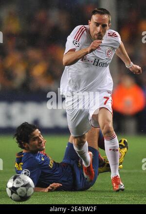 Franck Ribery von Bayern München wird am 8. April 2009 von Rafael Marquez aus Barcelona beim UEFA Champions League Fußballspiel, Viertelfinale, 1. Etappe, FC Barcelona gegen Bayern München im Camp Nuo Stadion in Barcelona, Spanien, ausgetragen. FC Barcelona besiegte Bayern München mit 4:0. Foto von Steeve McMay/ABACAPRESS.COM Stockfoto