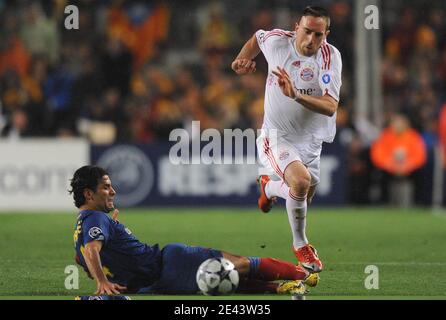 Franck Ribery von Bayern München wird am 8. April 2009 von Rafael Marquez aus Barcelona beim UEFA Champions League Fußballspiel, Viertelfinale, 1. Etappe, FC Barcelona gegen Bayern München im Camp Nuo Stadion in Barcelona, Spanien, ausgetragen. FC Barcelona besiegte Bayern München mit 4:0. Foto von Steeve McMay/ABACAPRESS.COM Stockfoto