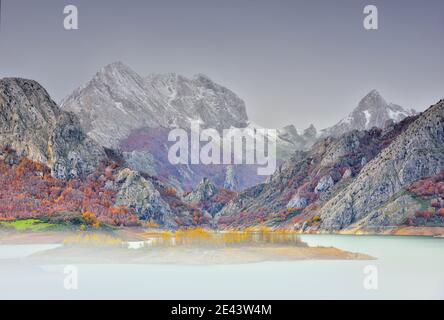 Foto des Riaño Stausees im Herbst mit dem ersten Schnee auf den Gipfeln. Castilla und Leon. Spanien Stockfoto