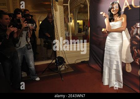 Die ehemalige Miss France Valerie Begue ist die neue Figur der Magnum-Eismarke, die am 9. April 2009 im Teesalon 'Angelina' in der Rue de Rivoli in Paris, Frankreich, posiert. Foto von Giancarlo Gorassini/ABACAPRESS.COM Stockfoto