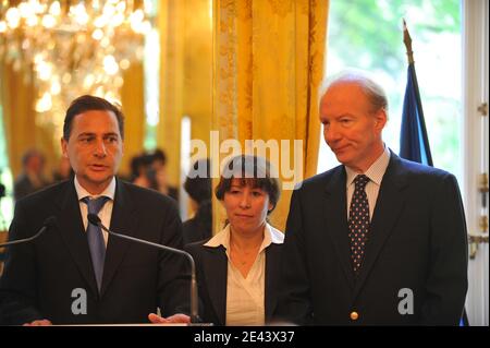 Der französische Minister für Einwanderung, Integration, nationale Identität und unterstützende Entwicklung Eric Besson, die für Städtebau zuständige Staatsministerin Fadela Amara und die französische Ministerin für Arbeit, Arbeitsbeziehungen, Familie und Solidarität Brice Hortefeux bei einer Zeremonie, bei der der französische Minister für Einwanderung, Integration, National Identity and Supportive Development verleiht 7 Unternehmen die erste Vielfalt der Labels während einer Zeremonie im Ministerium in Paris, Frankreich am 10. April 2009. Foto von Mousse/ABACAPRESS.COM Stockfoto