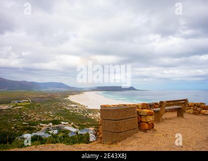 Chapman's Peak - Kapstadt, Südafrika - 19-01-2021 Bank entlang der Straße des Chapmans Peak. Mit Blick auf den Strand und die Berge. Stockfoto