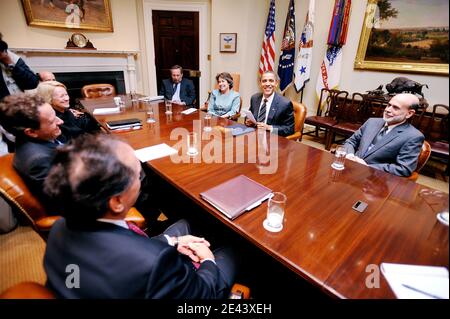 Der Vorsitzende der US-Notenbank, Ben Bernanke, und die Vorsitzende der Federal Deposit Insurance Corporation (FDIC), Sheila Bair, hören zu, wie US-Präsident Barack Obama nach einem Treffen im Roosevelt Room des Weißen Hauses in Washington, DC, am 10. April 2009 zur Wirtschaft Stellung nimmt. . Foto von Olivier Douliery/ABACAPRESS.COM (im Bild: Ben Bernanke , Barack Obama, Sheila Bair ) Stockfoto