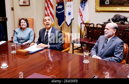 Der Vorsitzende der US-Notenbank, Ben Bernanke, und die Vorsitzende der Federal Deposit Insurance Corporation (FDIC), Sheila Bair, hören zu, wie US-Präsident Barack Obama nach einem Treffen im Roosevelt Room des Weißen Hauses in Washington, DC, am 10. April 2009 zur Wirtschaft Stellung nimmt. . Foto von Olivier Douliery/ABACAPRESS.COM (im Bild: Ben Bernanke , Barack Obama, Sheila Bair ) Stockfoto