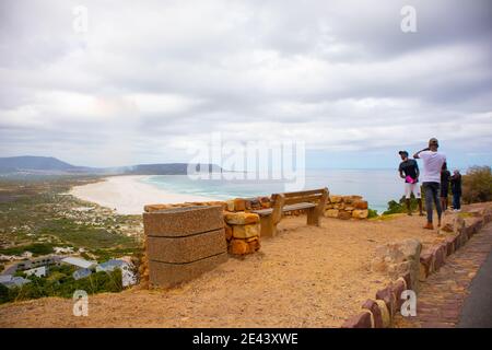 Chapman's Peak - Kapstadt, Südafrika - 19-01-2021 Bank entlang der Straße des Chapmans Peak. Mit Blick auf den Strand und die Berge. Stockfoto