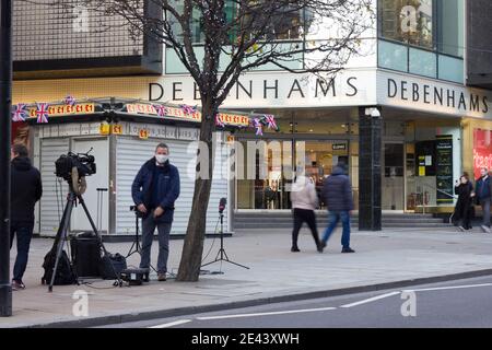 Media-tv-Crews in Gesichtsmaske vor Debenhams Kaufhaus in Oxford Street, City of Westminster, London, England, Großbritannien stationiert Stockfoto