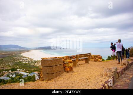 Chapman's Peak - Kapstadt, Südafrika - 19-01-2021 Bank entlang der Straße des Chapmans Peak. Mit Blick auf den Strand und die Berge. Stockfoto