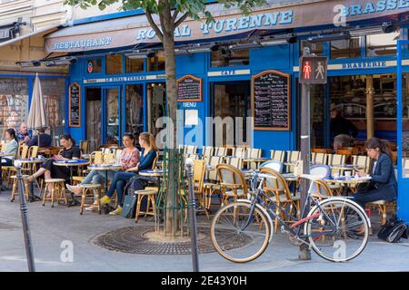 Sitzplätze im Freien im Café Le Royal Turenne im Marais, Paris, Frankreich Stockfoto