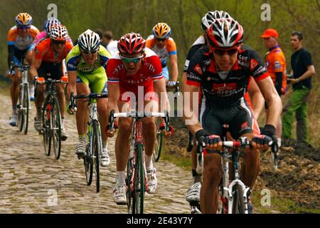 Die Läufer überqueren auf dem gepflasterten Sektor "der Graben von Arenberg" während der 107. Paris-Roubaix in Lille, Frankreich am 12. April 2009. Foto von Mikael Libert/ABACAPRESS.COM Stockfoto