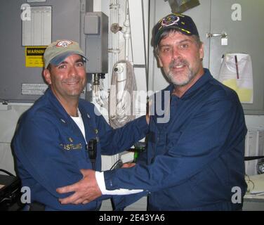 Maersk-Alabama Capt. Richard Phillips, steht neben U.S. Navy Cmdr. Frank Castellano, Kommandant der USS Bainbridge (DDG 96), nachdem er am 12. April 2009 vor der Küste Somalias von den US Naval Forces gerettet wurde. Philips wurde vier Tage lang von Piraten als Geisel gehalten. Foto von USN via ABACAPRESS.COM (im Bild: Frank Castellano, Richard Phillips) Stockfoto