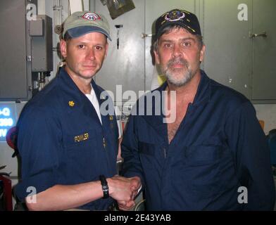 Maersk-Alabama Capt. Richard Phillips, steht neben LT. Cmdr. David Fowler, Kommandooffizier der USS Bainbridge (DDG 96), nachdem er am 12. April 2009 von US Naval Forces vor der Küste Somalias gerettet wurde. Philips wurde vier Tage lang von Piraten als Geisel gehalten. Foto von USN via ABACAPRESS.COM (im Bild: David Fowler, Richard Phillips) Stockfoto