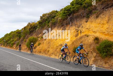 Chapman's Peak - Kapstadt, Südafrika - 19-01-2021 ruhige Straße auf Chapmans Peak Drive. Radfahrer fahren entlang, immer gute Bewegung. Stockfoto