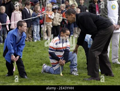 US-Präsident Barack Obama begrüßt die Kinder am 13. April 2009 zu Beginn der Ostereierrolle im Weißen Haus in Washington, DC, USA. Foto von Yuri Gripas/ABACAPRESS.COM Stockfoto