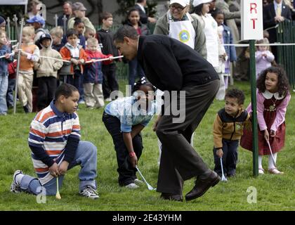 US-Präsident Barack Obama begrüßt die Kinder am 13. April 2009 zu Beginn der Ostereierrolle im Weißen Haus in Washington, DC, USA. Foto von Yuri Gripas/ABACAPRESS.COM Stockfoto