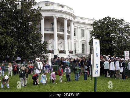 Kinder warten auf den Start der Ostereierrolle des Weißen Hauses auf dem South Lawn des Weißen Hauses in Washington, DC, USA am 13. April 2009. Foto von Yuri Gripas/ABACAPRESS.COM Stockfoto