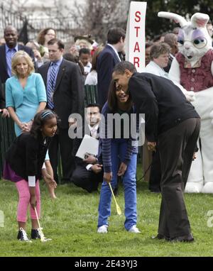 US-Präsident Barack Obama verweist am 13. April 2009 auf seine Töchter Sasha (L) und Malia zu Beginn der Ostereierrolle im Weißen Haus in Washington, DC, USA. Foto von Yuri Gripas/ABACAPRESS.COM Stockfoto