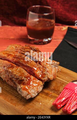Mittelseltenes gegrilltes Rindersteak auf einem Holzbrett Auf dem Tisch im Café Stockfoto