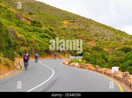 Chapman's Peak - Kapstadt, Südafrika - 19-01-2021 ruhige Straße auf Chapmans Peak Drive. Radfahrer fahren entlang, immer gute Bewegung. Stockfoto