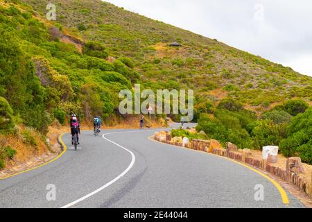 Chapman's Peak - Kapstadt, Südafrika - 19-01-2021 ruhige Straße auf Chapmans Peak Drive. Radfahrer fahren entlang, immer gute Bewegung. Stockfoto