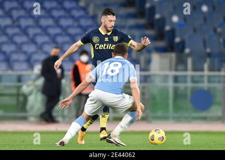 ROM, ITALIEN - Januar 21 : Mattia Sprocati (L) aus Parma im Einsatz gegen Gonzalo Escalante (R) von SS Lazio während des achten Tim Cup Fußballspiel zwischen SS Lazio und Parma Stadio Olimpico am 21,2021. Januar in Rom, Italien / LM Stockfoto