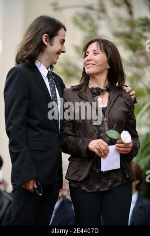 George Harrisons Witwe Olivia Harrison und Sohn Dhani Harrison bei einer Zeremonie, um die posthum Beatles-Legende George Harrison am 14. April 2009 mit dem 2,3 82. Stern auf dem Hollywood Walk of Fame vor dem Capitol Records Gebäude in Los Angeles, CA, USA zu ehren. Foto von Lionel Hahn/ABACAPRESS.COM Stockfoto