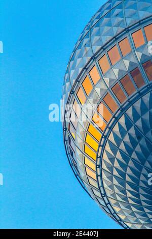 Vertikale Aufnahme eines fernsehturmgebäudes Stockfoto