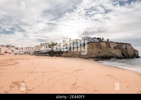 Carvoeiro Strand mit Dorfgebäude auf einer Klippe Die Küste an der Algarve Portugal Stockfoto