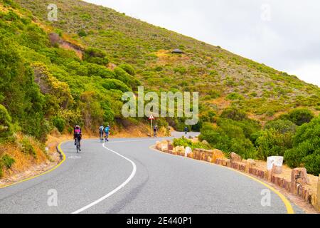 Chapman's Peak - Kapstadt, Südafrika - 19-01-2021 ruhige Straße auf Chapmans Peak Drive. Radfahrer fahren entlang, immer gute Bewegung. Stockfoto