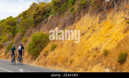 Chapman's Peak - Kapstadt, Südafrika - 19-01-2021 ruhige Straße auf Chapmans Peak Drive. Radfahrer fahren entlang, immer gute Bewegung. Stockfoto