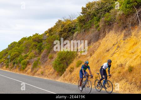 Chapman's Peak - Kapstadt, Südafrika - 19-01-2021 ruhige Straße auf Chapmans Peak Drive. Radfahrer fahren entlang, immer gute Bewegung. Stockfoto