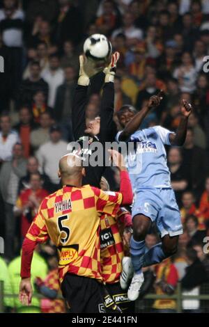 Lens Torhüter Vedran Runje steht am 13. April 2009 im französischen Fußballspiel Lens gegen Strasbourg im Felix-Bollaert-Stadion in Lens, Frankreich, mit Renaud Cohade aus Straßburg auf dem Spiel. Foto von Mikael Libert/ABACAPRESS.COM Stockfoto