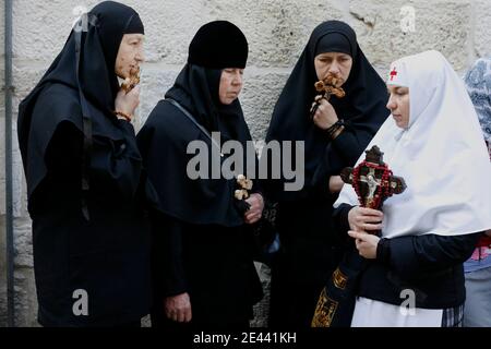 Orthodoxe christliche Gläubige tragen Kreuze während einer Karfreitagsprozession durch die Via Dolorosa in Jerusalems Altstadt, Israel am 17. April 2009. Tausende von Gläubigen zogen den traditionellen Weg zurück, den Jesus Christus entlang der Via Dolorosa zu seiner Kreuzigung in der Grabeskirche nahm. Foto von Olivier Fitoussi/ABACAPRESS.COM Stockfoto