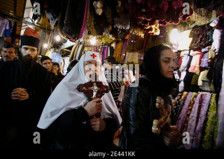 Orthodoxe christliche Gläubige tragen Kreuze während einer Karfreitagsprozession durch die Via Dolorosa in Jerusalems Altstadt, Israel am 17. April 2009. Tausende von Gläubigen zogen den traditionellen Weg zurück, den Jesus Christus entlang der Via Dolorosa zu seiner Kreuzigung in der Grabeskirche nahm. Foto von Olivier Fitoussi/ABACAPRESS.COM Stockfoto