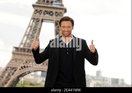 Hugh Jackman posiert vor dem Eiffelturm während der Fotoausstellung "X-Men Origins: Wolverine", die am 17. April 2009 im Cafe de L'Homme in Paris, Frankreich, stattfand. Foto von Thierry Orban/ABACAPRESS.COM Stockfoto