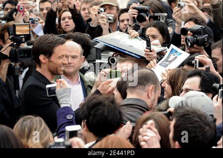 Hugh Jackman posiert vor dem Eiffelturm während der Fotoausstellung "X-Men Origins: Wolverine", die am 17. April 2009 im Cafe de L'Homme in Paris, Frankreich, stattfand. Foto von Thierry Orban/ABACAPRESS.COM Stockfoto