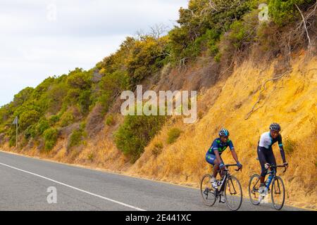 Chapman's Peak - Kapstadt, Südafrika - 19-01-2021 ruhige Straße auf Chapmans Peak Drive. Radfahrer fahren entlang, immer gute Bewegung. Stockfoto