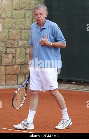 TV-Anker Patrick Poivre d'Arvor spielt Tennis während eines freundlichen Tennismatches im Monte Carlo Country Club, Monaco, am 19 2009. April. Foto von Stuart Morton/ABACAPRESS.COM Stockfoto