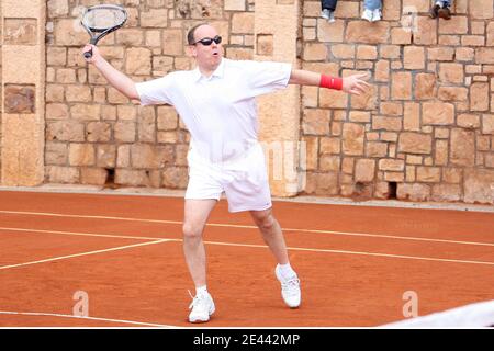 Datei Foto : Prinz Albert II von Monaco lädt die Fotografen zu einem freundschaftlichen Tennismatch mit Guy Forget, Arnaud Boetch und Patrick Poivre d'Arvor am 19 2009. April im Monte Carlo Country Club, Monaco, ein. Das 10. Regierungsjubiläum von Fürst Albert II. Wird im Fürstentum am 11. Juli 2015 gefeiert. Foto von Stuart Morton/ABACAPRESS.COM Stockfoto