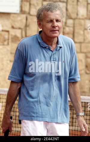 TV-Anker Patrick Poivre d'Arvor spielt Tennis während eines freundlichen Tennismatches im Monte Carlo Country Club, Monaco, am 19 2009. April. Foto von Stuart Morton/ABACAPRESS.COM Stockfoto