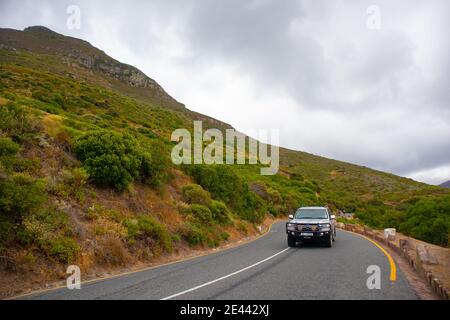 Chapman's Peak - Kapstadt, Südafrika - 19-01-2021 kurvige Straße auf Chapmans Peak Drive. Autos fahren langsam vorbei. Stockfoto